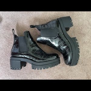 BLACK FOREVER 21 CROC CHUNKY BOOTS/BOOTIES